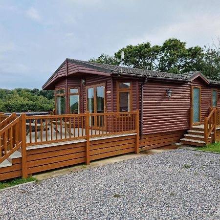 Beautiful Willow Lodge 67-4-6 Persons-Private Hot Tub-Pet Friendly-Tranquil Holiday Away From It All Yet Not Far To St Austell-The Holiday Home Has Two Bedrooms, Living & Dining Area, Equipped Kitchen -Decking-Al Fresco Dining-Fishing Lakes-Pet Frien Grampound Exterior photo