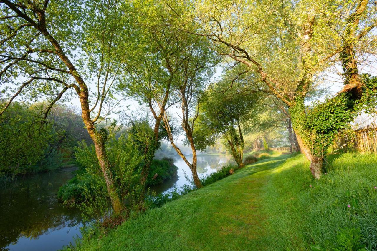 Beautiful Willow Lodge 67-4-6 Persons-Private Hot Tub-Pet Friendly-Tranquil Holiday Away From It All Yet Not Far To St Austell-The Holiday Home Has Two Bedrooms, Living & Dining Area, Equipped Kitchen -Decking-Al Fresco Dining-Fishing Lakes-Pet Frien Grampound Exterior photo