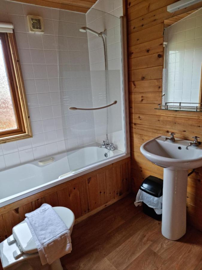 Beautiful Willow Lodge 67-4-6 Persons-Private Hot Tub-Pet Friendly-Tranquil Holiday Away From It All Yet Not Far To St Austell-The Holiday Home Has Two Bedrooms, Living & Dining Area, Equipped Kitchen -Decking-Al Fresco Dining-Fishing Lakes-Pet Frien Grampound Exterior photo