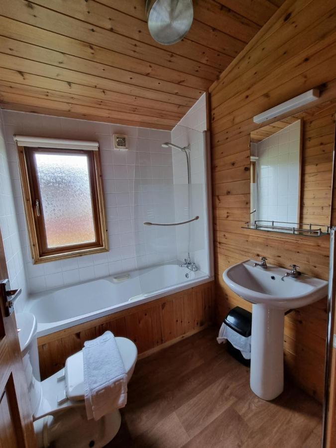 Beautiful Willow Lodge 67-4-6 Persons-Private Hot Tub-Pet Friendly-Tranquil Holiday Away From It All Yet Not Far To St Austell-The Holiday Home Has Two Bedrooms, Living & Dining Area, Equipped Kitchen -Decking-Al Fresco Dining-Fishing Lakes-Pet Frien Grampound Exterior photo
