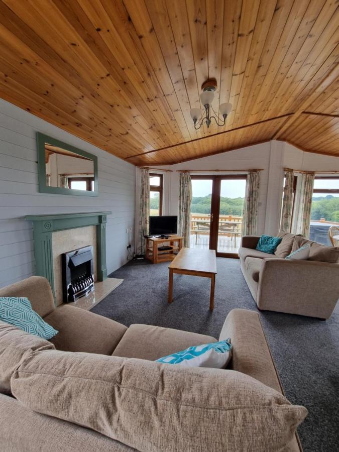 Beautiful Willow Lodge 67-4-6 Persons-Private Hot Tub-Pet Friendly-Tranquil Holiday Away From It All Yet Not Far To St Austell-The Holiday Home Has Two Bedrooms, Living & Dining Area, Equipped Kitchen -Decking-Al Fresco Dining-Fishing Lakes-Pet Frien Grampound Exterior photo