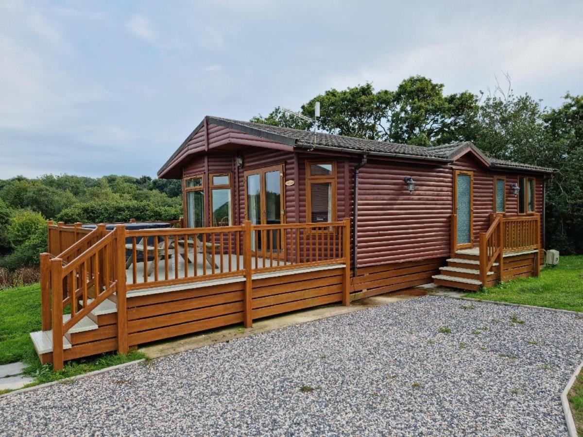 Beautiful Willow Lodge 67-4-6 Persons-Private Hot Tub-Pet Friendly-Tranquil Holiday Away From It All Yet Not Far To St Austell-The Holiday Home Has Two Bedrooms, Living & Dining Area, Equipped Kitchen -Decking-Al Fresco Dining-Fishing Lakes-Pet Frien Grampound Exterior photo