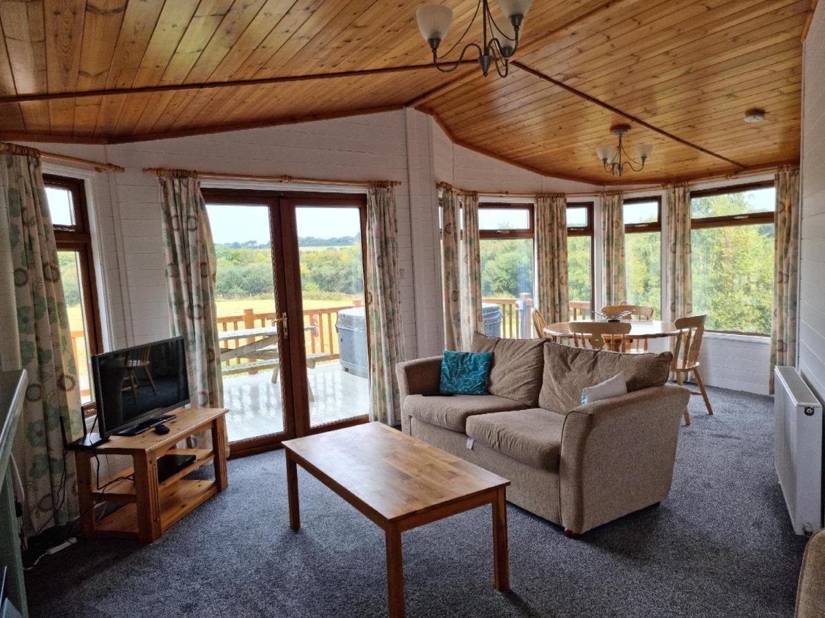 Beautiful Willow Lodge 67-4-6 Persons-Private Hot Tub-Pet Friendly-Tranquil Holiday Away From It All Yet Not Far To St Austell-The Holiday Home Has Two Bedrooms, Living & Dining Area, Equipped Kitchen -Decking-Al Fresco Dining-Fishing Lakes-Pet Frien Grampound Exterior photo