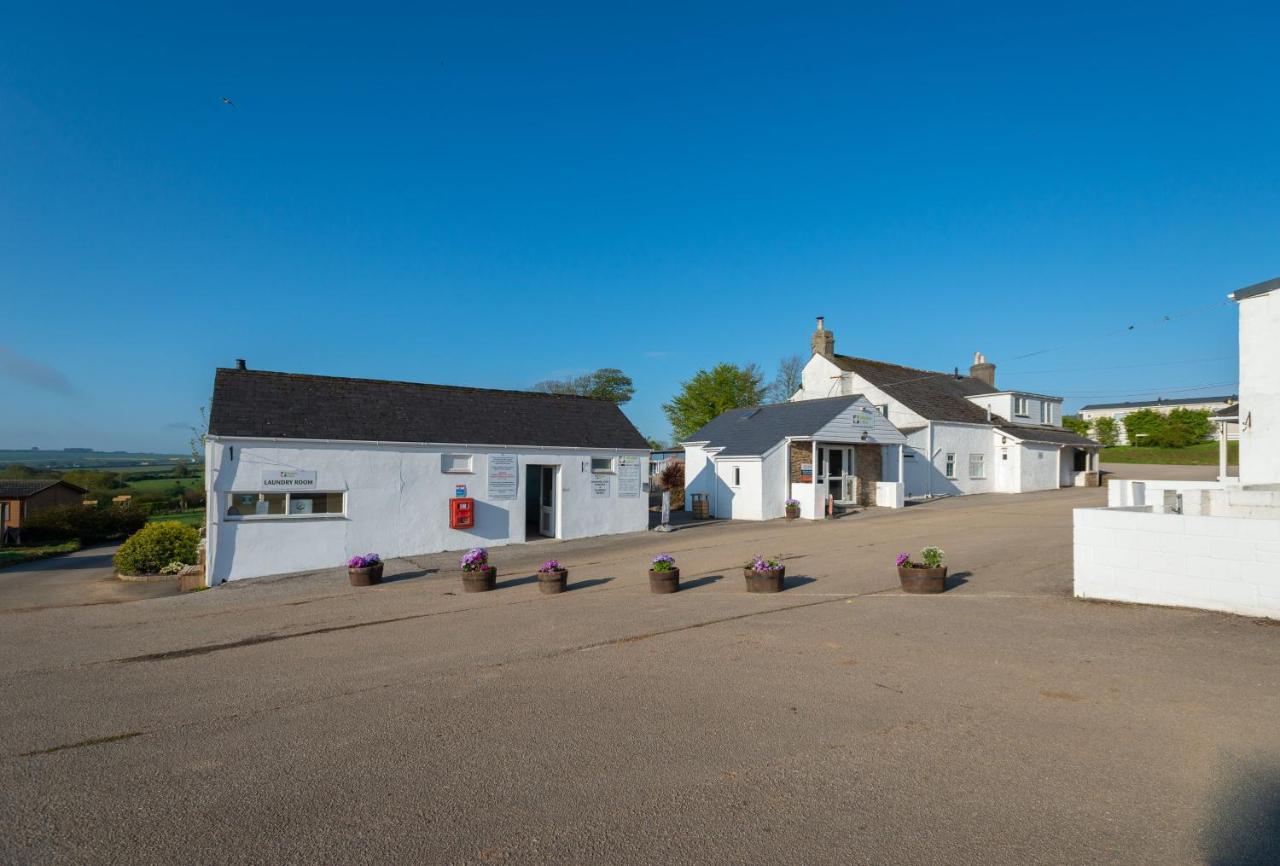 Beautiful Willow Lodge 67-4-6 Persons-Private Hot Tub-Pet Friendly-Tranquil Holiday Away From It All Yet Not Far To St Austell-The Holiday Home Has Two Bedrooms, Living & Dining Area, Equipped Kitchen -Decking-Al Fresco Dining-Fishing Lakes-Pet Frien Grampound Exterior photo